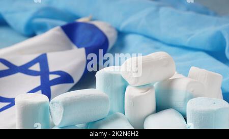 Israelische Nationalflagge und Marshallows. Konzept des Unabhängigkeitstages Israel - Yom Ha`atzmaut. Stockfoto